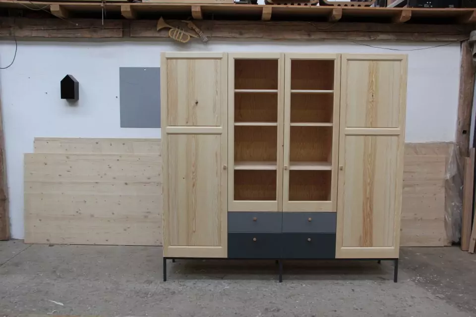 Kleiderschrank aus Kiefer mit Linoleum