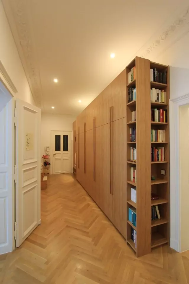 Ein großer Schrank im Flur