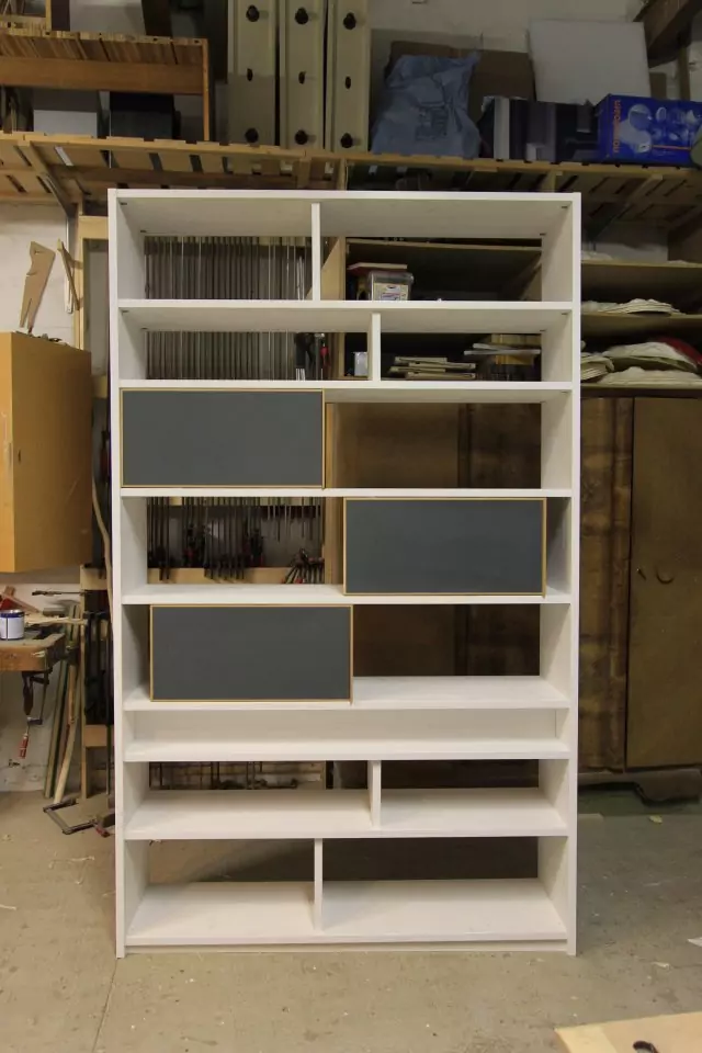 Bücherregal mit Schiebetüren und Linoleum Oberfläche