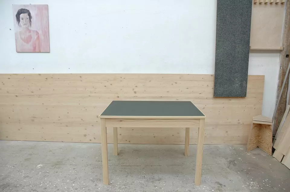 kleiner Esstisch aus Kiefer mit Linoleum