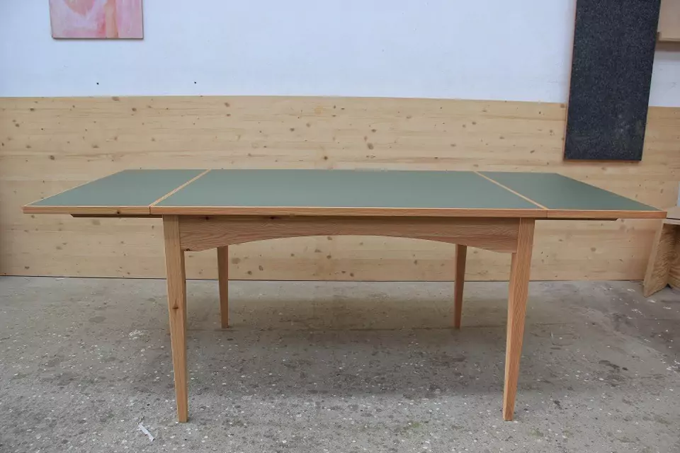 Esstisch aus Lärche mit Linoleum zum erweitern