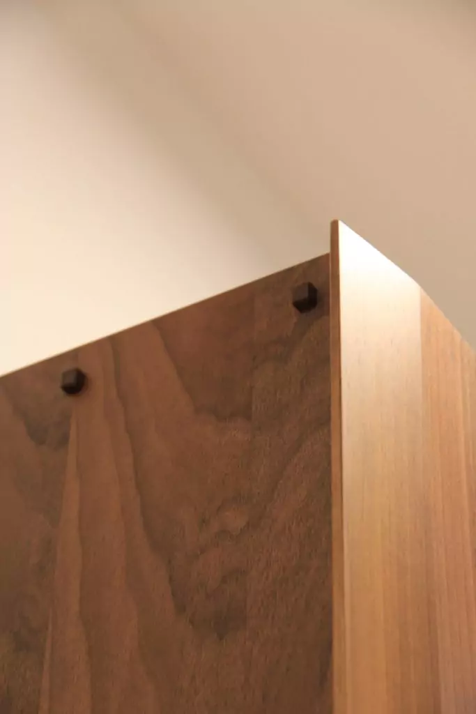 Garderobe aus europäischen Nussbaum