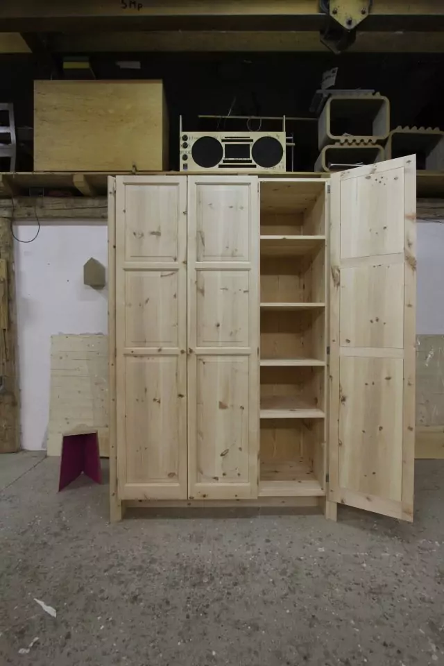 Kleiderschrank aus Zirbelkiefer