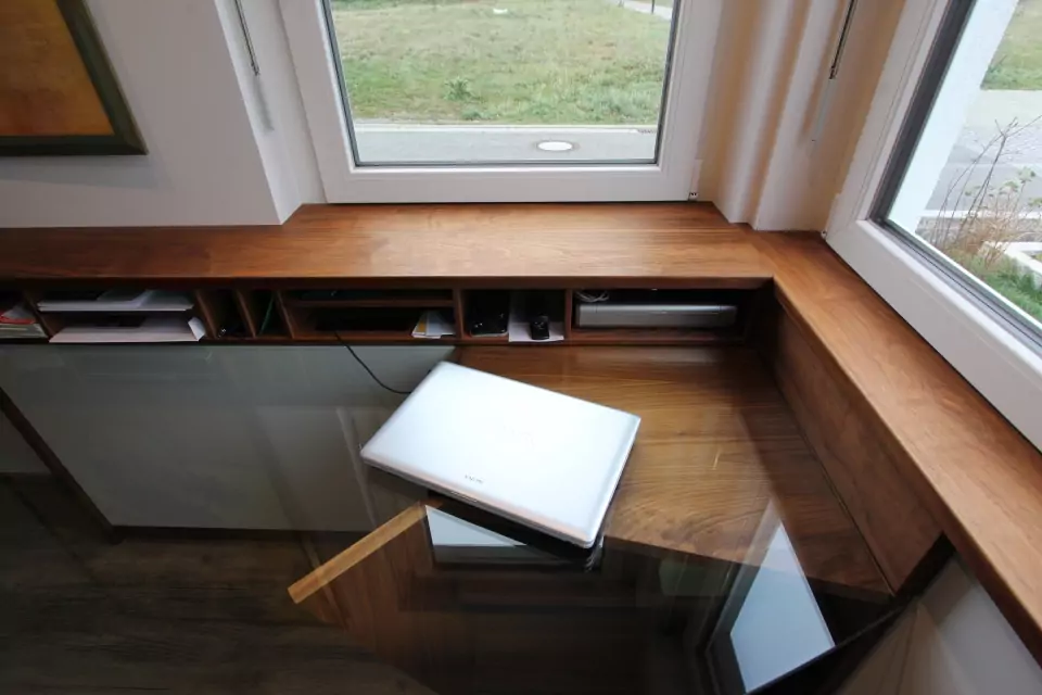 Eingebauter Schreibtisch im Arbeitszimmer