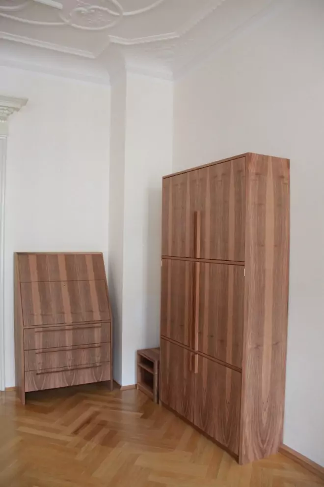 Sekretär und Hochschrank